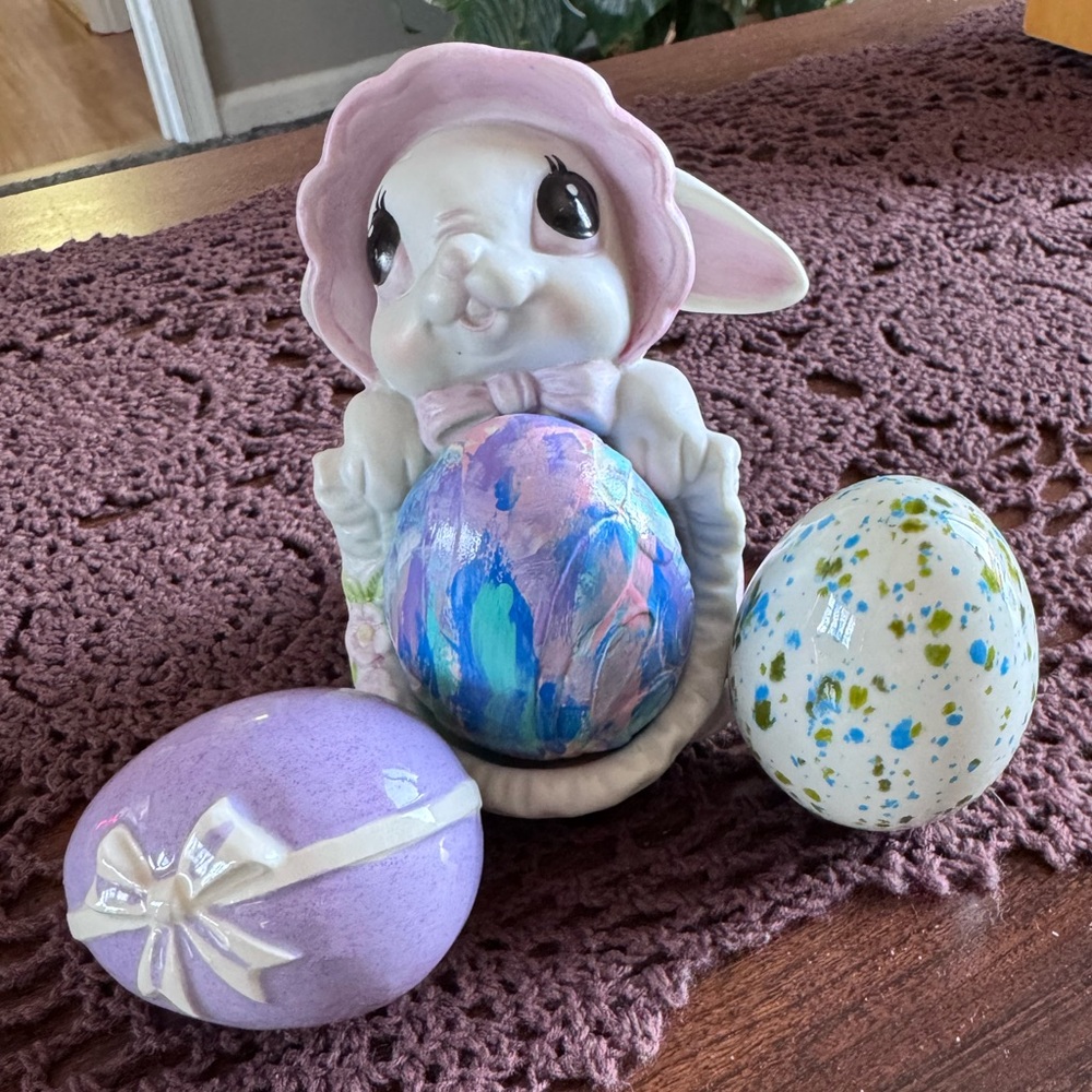 Vintage Easter Bunny Anthropomorphic Eyes Bonnet Ceramic Egg Holder